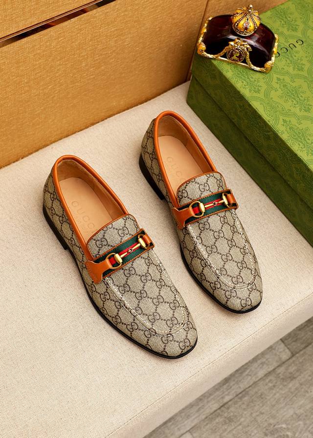 商品商标：Gucci 古驰 休闲皮鞋 正码码数: 38-44 45.46订制 商品材料：精选 进口头层布料鞋面+原版五金扣，进口牛皮内里。强烈立体视觉效果，组合